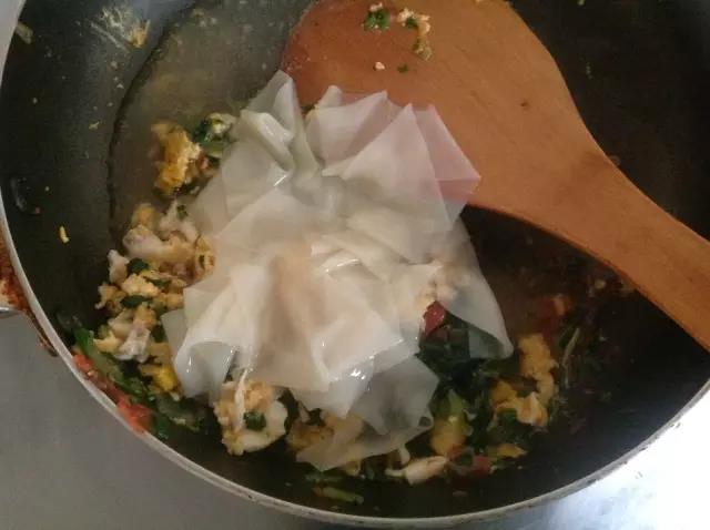 第13步：倒入馄饨皮和少量凉开水。