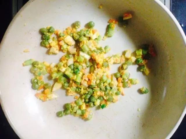 放蔬菜丁翻炒2-3分钟。