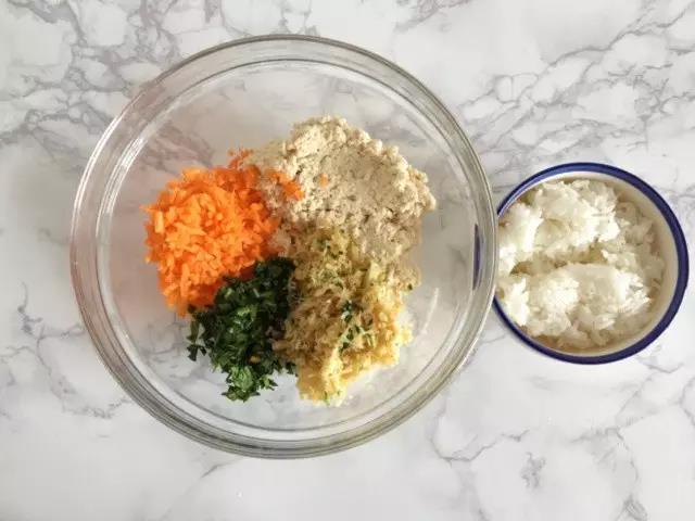 蔬菜碎和米饭混合拌匀。