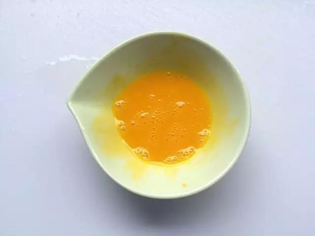 蛋黄打散。