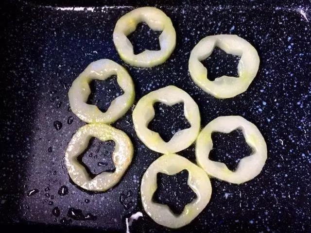 不粘锅刷油，摆好黄瓜。