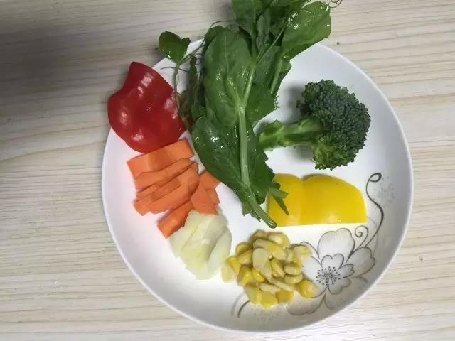 蔬菜洗净切成合适大小。
