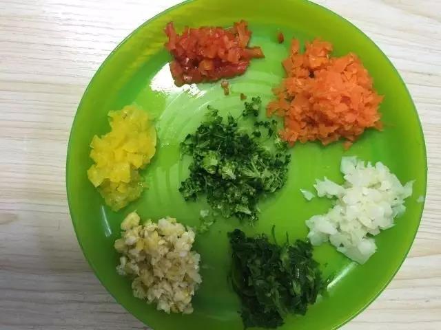 煮熟的蔬菜捞出沥水切碎。