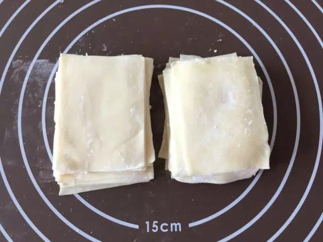 面团醒好用压面机或擀面杖压成薄片，切成想要的大小。