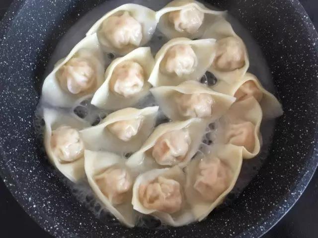 平底锅微热刷层油，将馄饨码放好，小火煎。