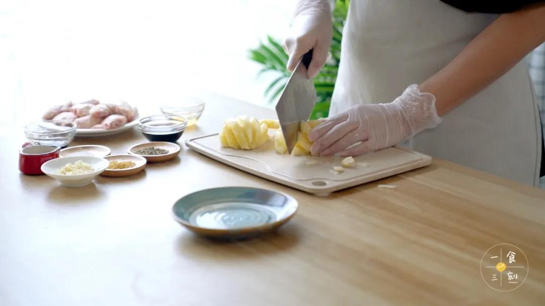 菠萝一半切片、一半切小粒备用