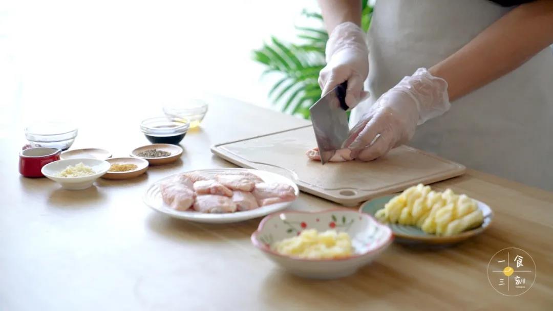 鸡翅划刀，以便更好入味