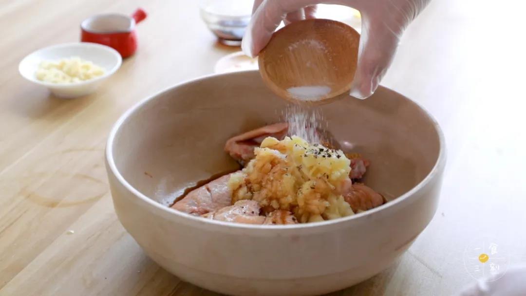 把鸡翅、菠萝碎、生抽、蚝油、料酒、盐、蒜末、松茸粉和黑胡椒，都放一个碗里