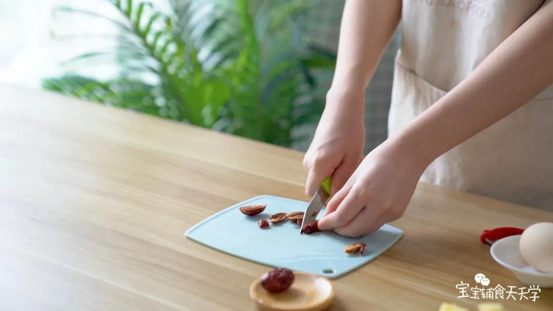 红枣去核，切小块