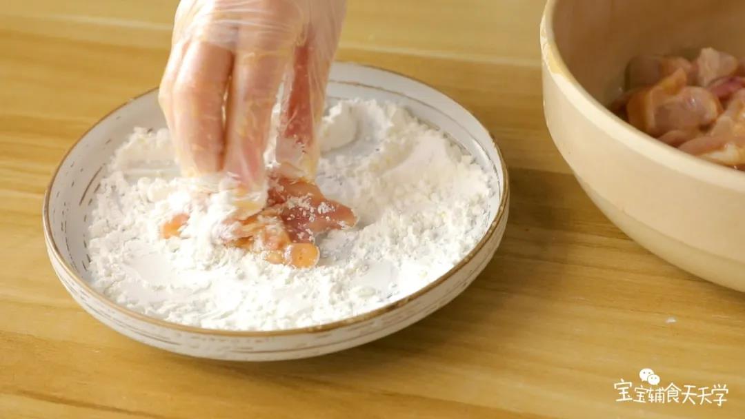 将腌制好的鸡腿肉裹上玉米淀粉