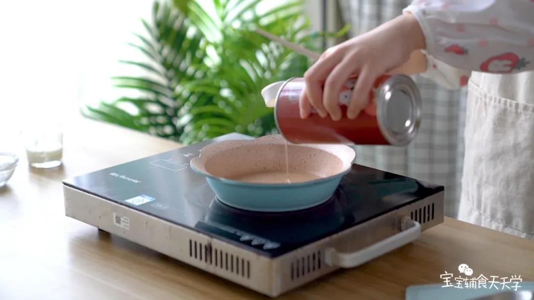 第4步：不粘锅倒入适量的热炒油，鳕鱼肉入锅前均匀地沾上淀粉