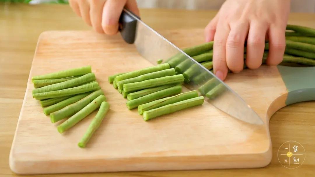 把豆角、甜椒、杏鲍菇切小长条