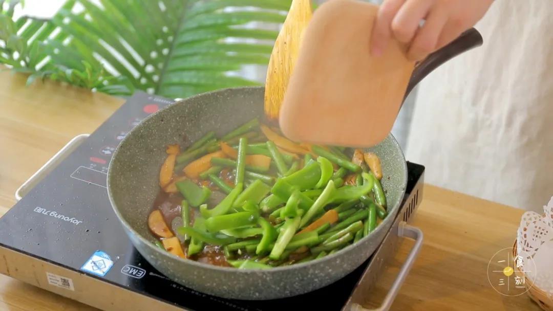 加入青椒，翻炒均匀