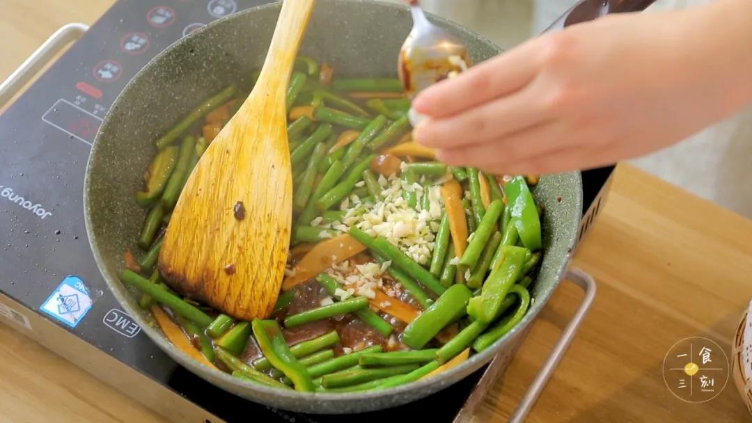 加入蒜蓉和酱油，翻炒均匀