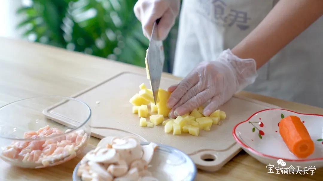 土豆和胡萝卜切小块备用