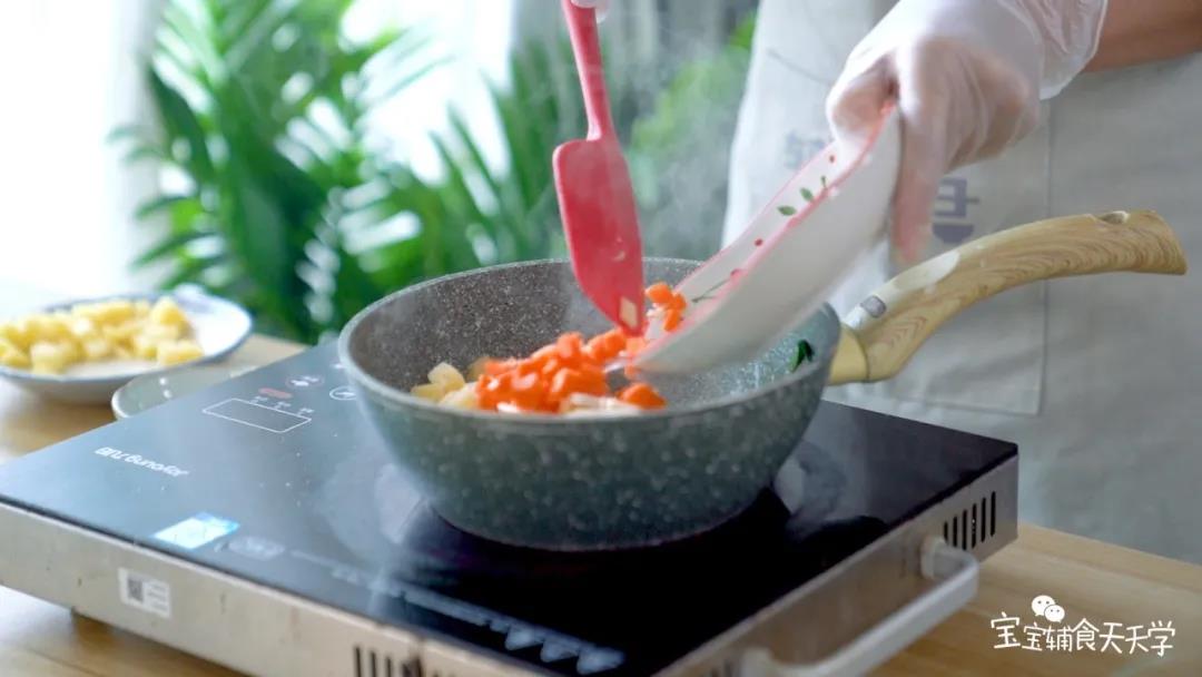 倒入土豆、胡萝卜和蘑菇，翻炒下