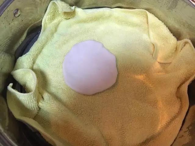 蒸锅内水烧开，将压好的面饼依次放入锅内，盖上锅盖，蒸15分钟。