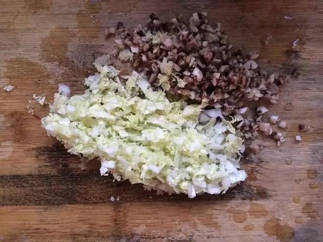 白菜、蘑菇切碎。
