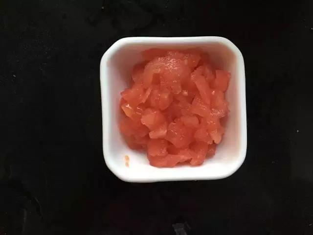 西红柿去皮切丁。