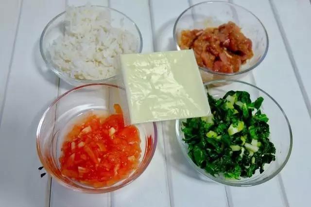 第3步：西红柿去皮切碎，青菜切碎。