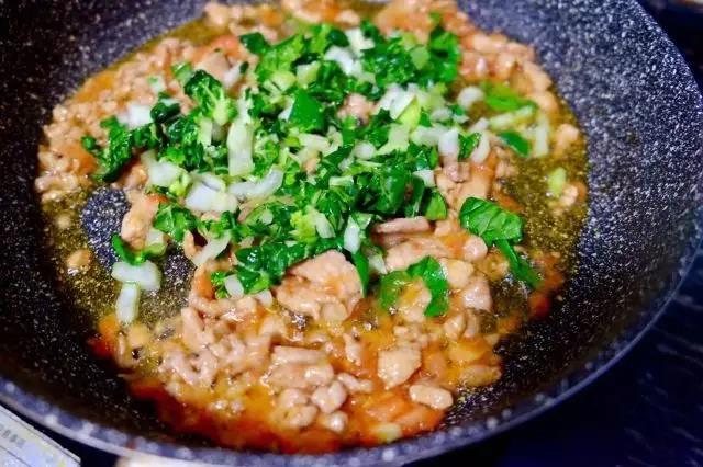 第5步：倒入肉和青菜叶翻炒至熟。