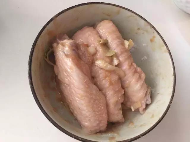第2步：鸡翅加淀粉、葱白、盐腌一个小时。