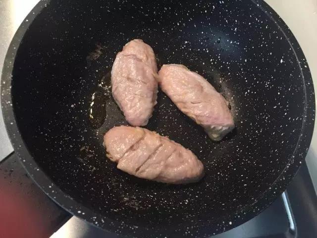 第3步：锅内倒少许油，小火把鸡翅煎至两面微黄，捞出。