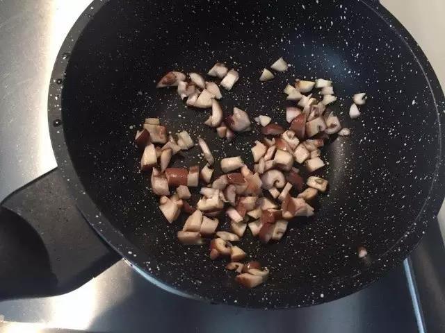 第4步：香菇入锅翻炒。