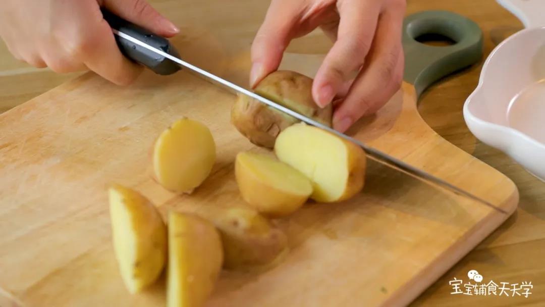 第2步：蒸熟的小土豆对半切开