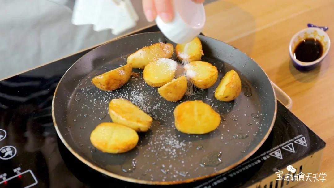 第5步：加入砂糖、酱油，翻炒至入味