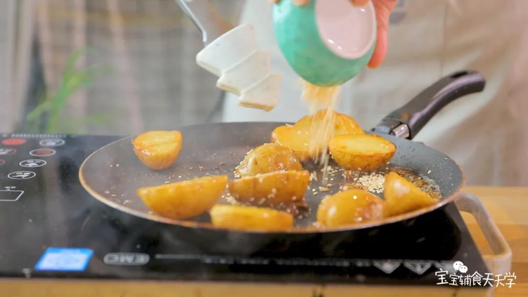 第6步：加入白芝麻翻炒均匀