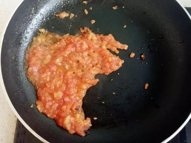 锅里加一点橄榄油，洋葱末炒香后倒入西红柿炒出汁。