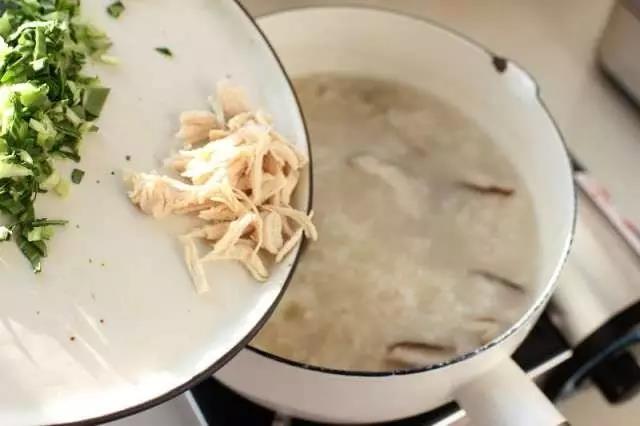 香菇煮熟后加入鸡肉丝。