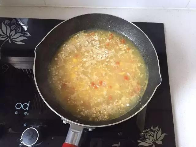 第4步：倒入燕麦片，搅拌均匀。