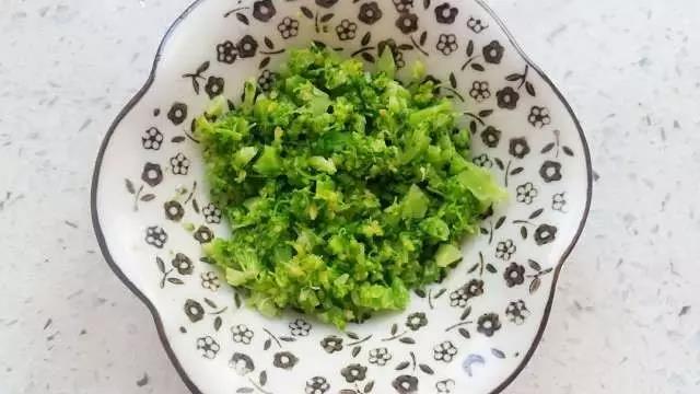 西蓝花焯水，切碎。