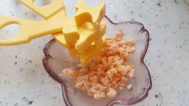 三文鱼蒸熟后用辅食剪剪碎。