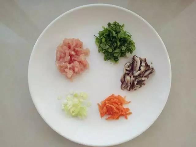 里脊肉和胡萝卜切成细丝，小白菜切碎，香菇焯水后切成细丝。