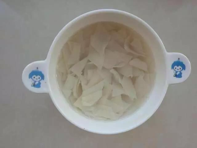 烧开一锅水把面片煮熟，捞出过凉水。