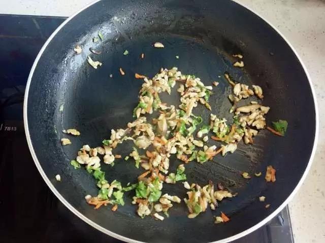 锅里加入少许油烧热，下葱花炒香，加入肉丝炒散开，再加入香菇胡萝卜翻炒。