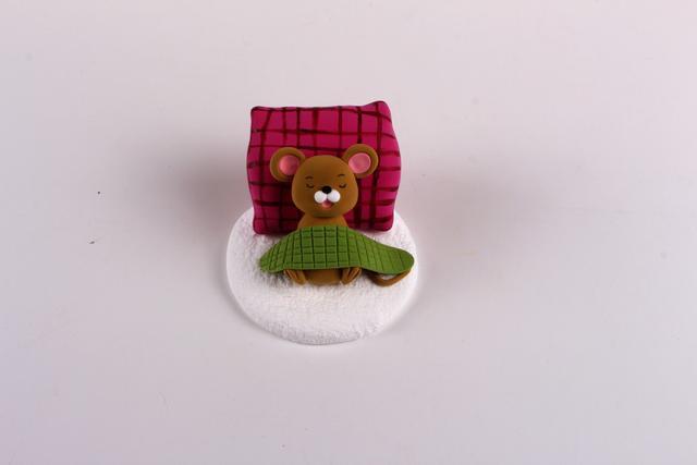 步骤9：用绿色粘土做一张盖毯盖在小老鼠身上。