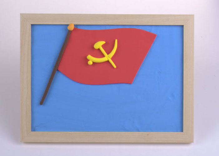 步骤5：用深褐色粘土揉细条做出党旗的旗杆，旗杆顶部用姜黄色粘土做一个小圆球粘好。