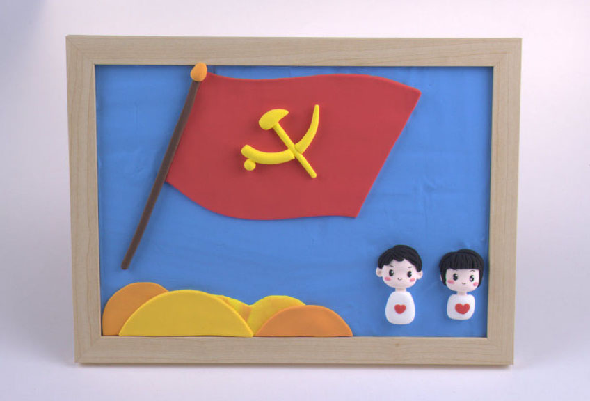 步骤8：胸口都有一颗红色的小心心。