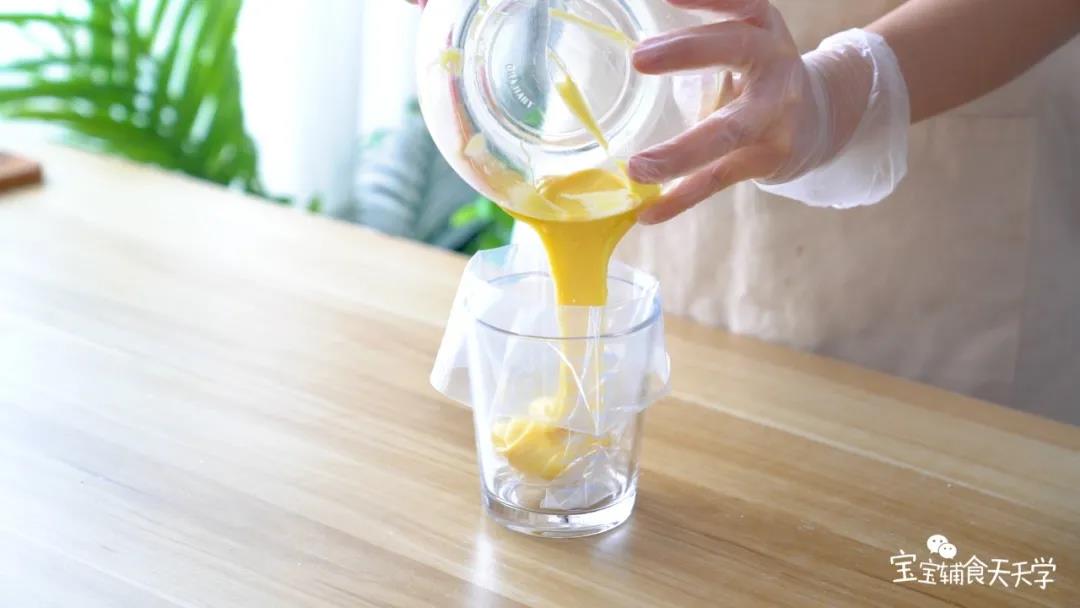 把蛋糊装入裱花袋