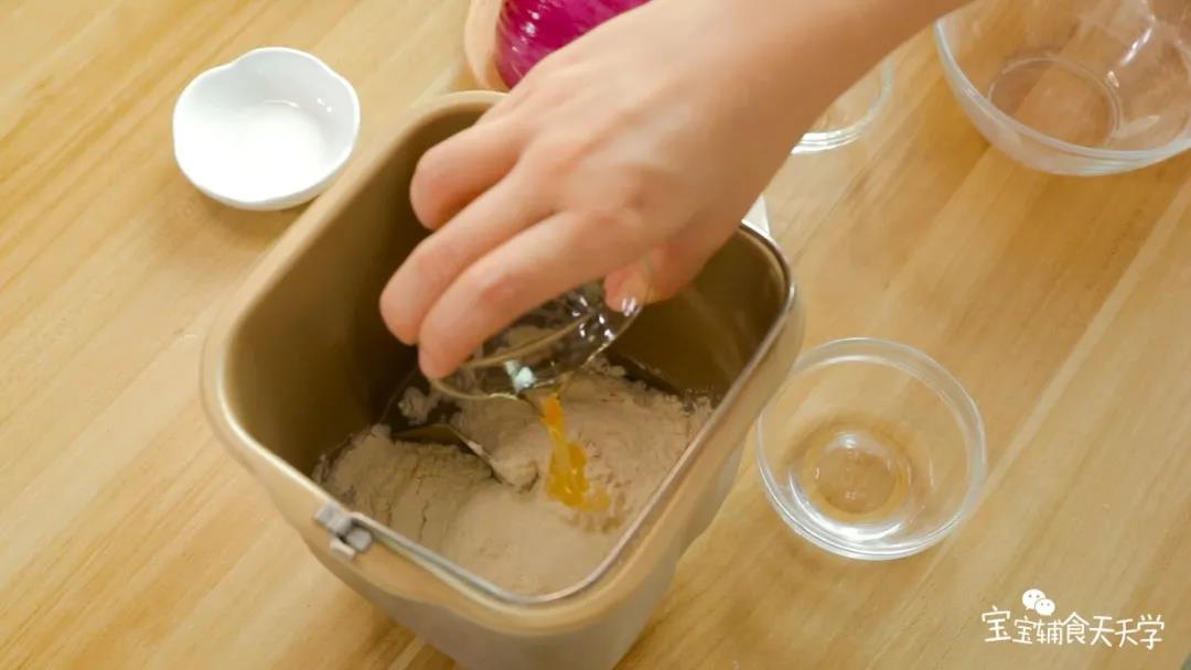 把水、高筋面粉、糖、玉米油倒入面包机桶