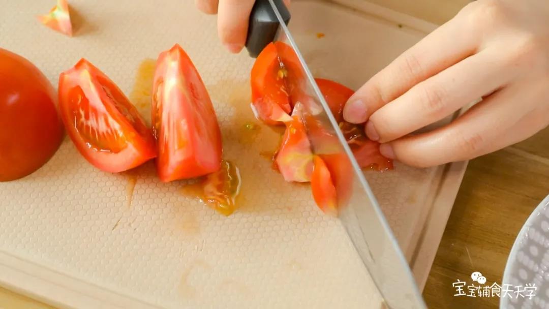 把洋葱和番茄切成小块，可以切碎些