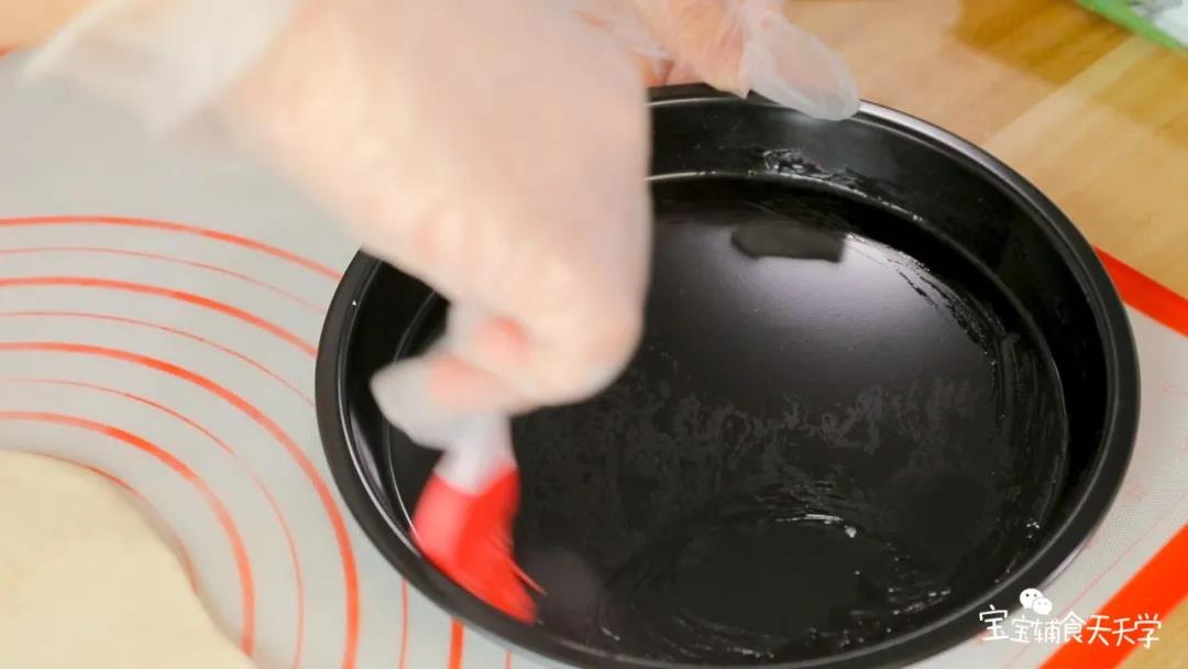 在披萨模具刷一层油