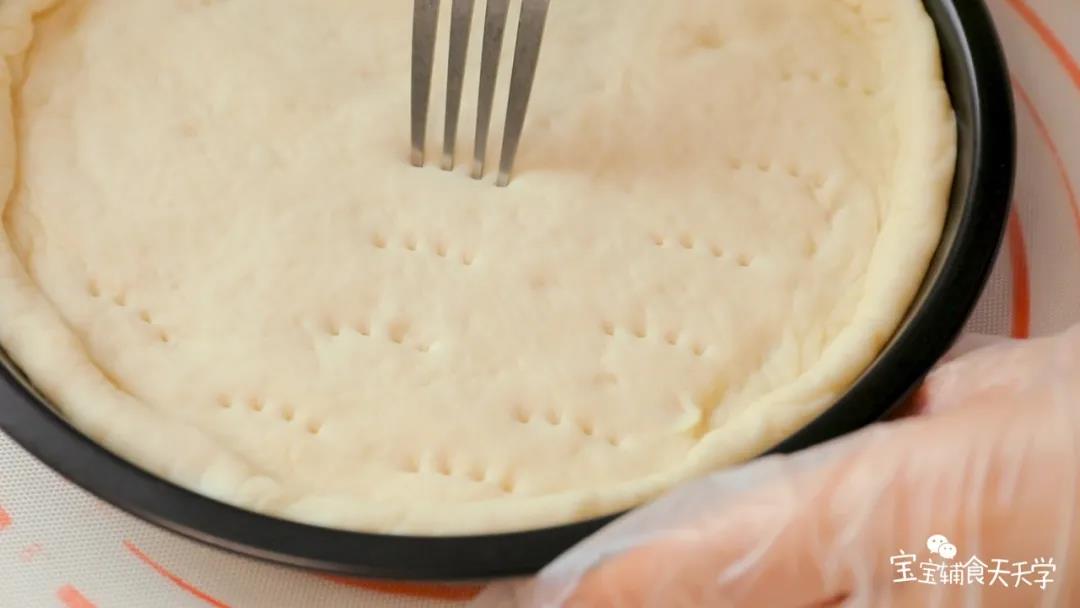 用叉子在面饼上戳一些洞，保鲜膜盖住，醒面10分钟