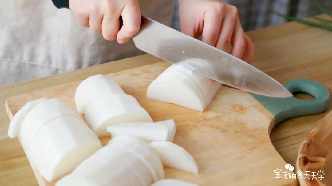 白萝卜切成合适的大小