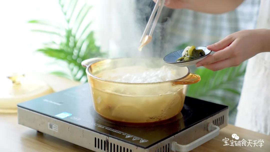 煮至汤色变微白，萝卜一压就烂时，把葱结和姜片取出