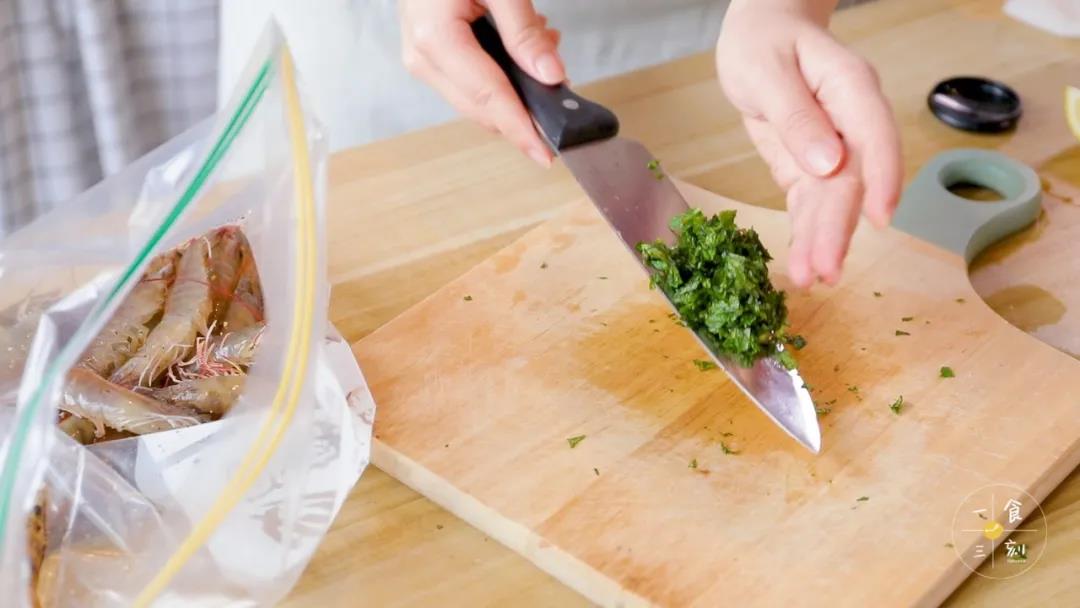 把一半薄荷叶切碎